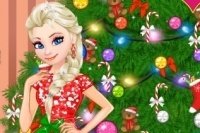 Elsa decora el árbol navideño